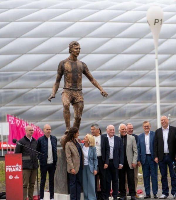 Tượng Beckenbauer bên ngoài Sân vận động Allianz đã được tiết lộ, và Henes, Rummenig và những người 