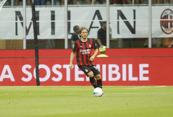 Modric trở thành tiền vệ lâu đời nhất ở Serie A Lịch sử 40 năm và 5 ngày.