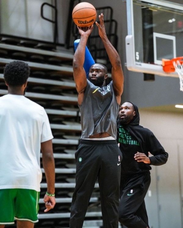 Nó phụ thuộc vào bạn trong mùa mới! Bài viết chính thức của Celtics Jaylen ảnh đào tạo màu nâu