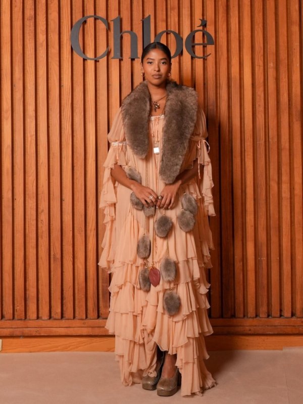 Anh ấy đã trở thành khách mời danh dự tại buổi trình diễn của các thương hiệu lớn! Vẻ ngoài thời tra