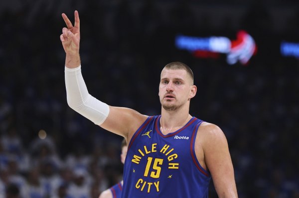 Xếp hạng cầu thủ của GM khảo sát mùa giải mới: Jokic dẫn đầu với 80% lỗi, James thứ hai, Paul thứ ba