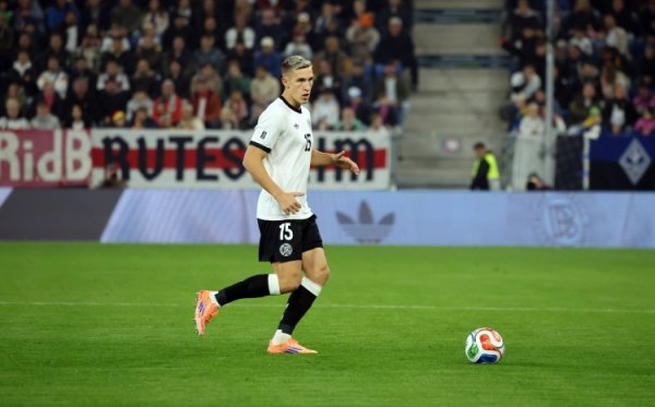 vững chắc! Schlotterbeck vs Bắc Ireland có 107 lần chạm bóng và 87 đường chuyền, nhiều nhất trận.