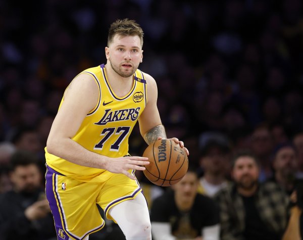 Cơ thể nhẹ nhàng! Hàng công và phòng ngự của Doncic đã được tích hợp trong hiệp một, ghi 10 điểm, 3 