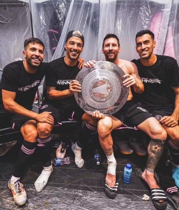 U40 Barcelona không còn...Messi gia hạn hợp đồng với Miami đến năm 2028, Busquets và Alba giải nghệ 