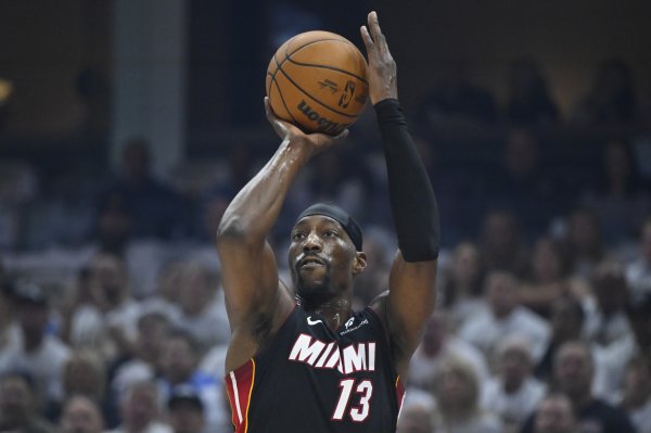 18 điểm trong quý đầu tiên! Adebayor ghi được 24 điểm khi sút 8/19, 5 rebound, 4 hỗ trợ và 1 cướp, v