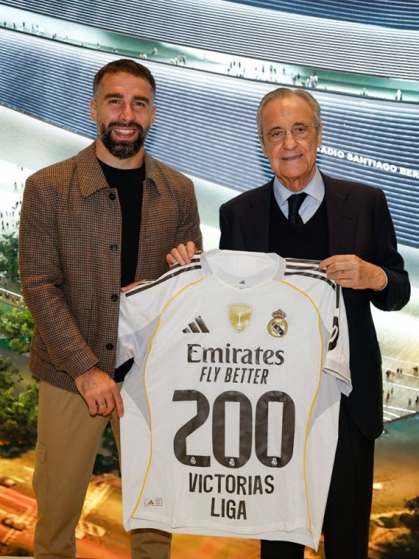 Đạt cột mốc cá nhân 200 trận thắng La Liga, Carvajal nhận áo kỷ niệm