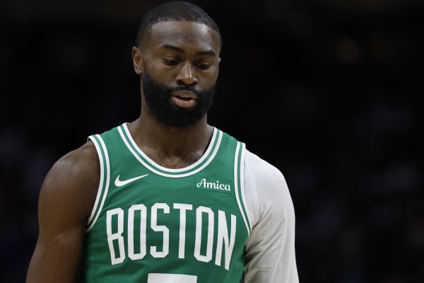 Celtics khởi đầu mùa giải với 0 trận thắng và 3 trận thua. Jaylen Brown ghi trung bình 29,7 điểm mỗi