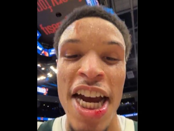 Dẫn dắt đội lật đổ ông chủ cũ! Khóe miệng Rollins chảy máu: Hãy tiếp tục sạc.