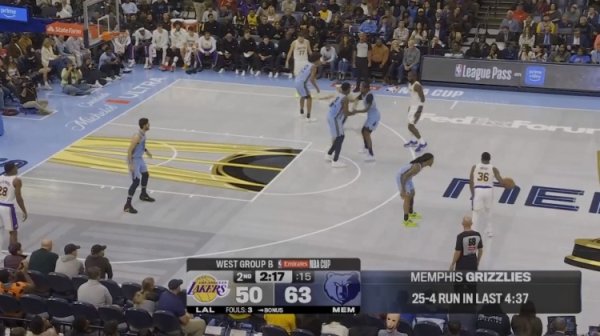 Wells tung ra một quả ba điểm nữa từ góc dưới, và Grizzlies tung ra đợt tấn công 25-4 trong 4 phút r