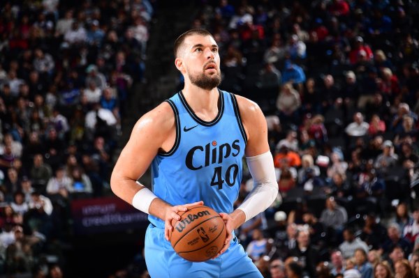 Sự tấn công và phòng thủ đều vững chắc! Zubac thi đấu 16 phút trong hiệp, thực hiện 6 trên 5% trong 