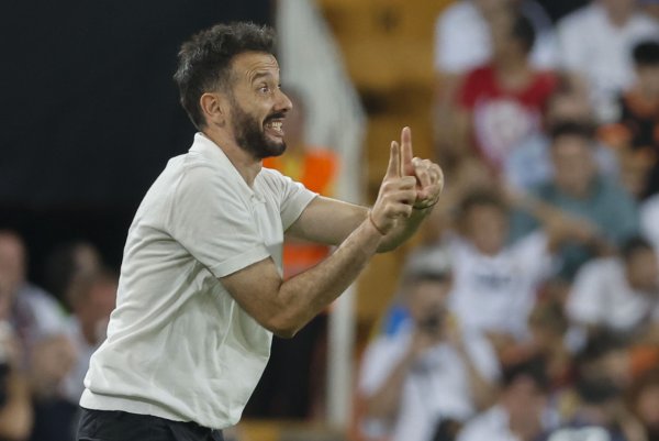 HLV Valencia: Chúng tôi gần như không nghỉ giữa hiệp một và phải chịu rất nhiều áp lực từ Real Madri