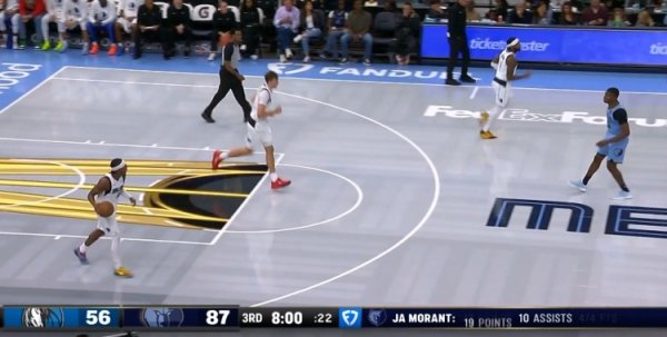 Hãy đi dạo! Morant phản công và đẩy đòn bẩy bên trái của hậu vệ để cản phá! Grizzlies dẫn tới 31 điể