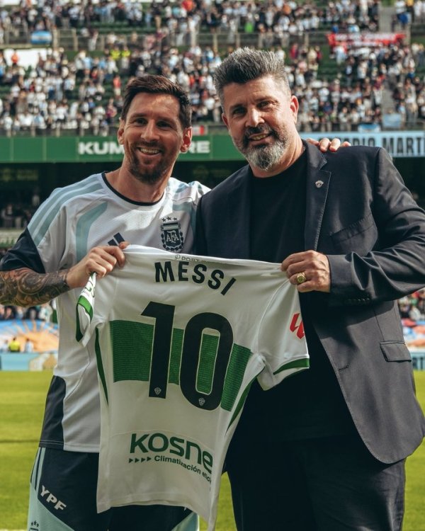 Messi tập luyện cùng Argentina trên sân nhà Elche và được Elche trao áo số 10