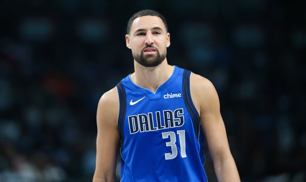 Klay đã ghi 4 bàn! Ghi chú của Thuyền: Mavericks là đội chơi 3 điểm tệ nhất giải đấu, nhưng thi đấu 